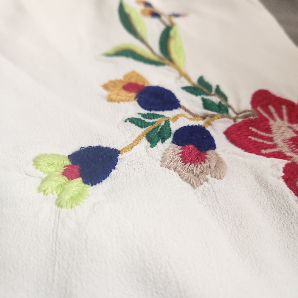 Guess White Shorts Bib Jumper‎ Size 4 Embroidered Y2K Floral Lightweight  Eyelet - Picture 12 of 14